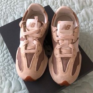 NEW BALANCE SNEAKERS - GREAT CONDITION